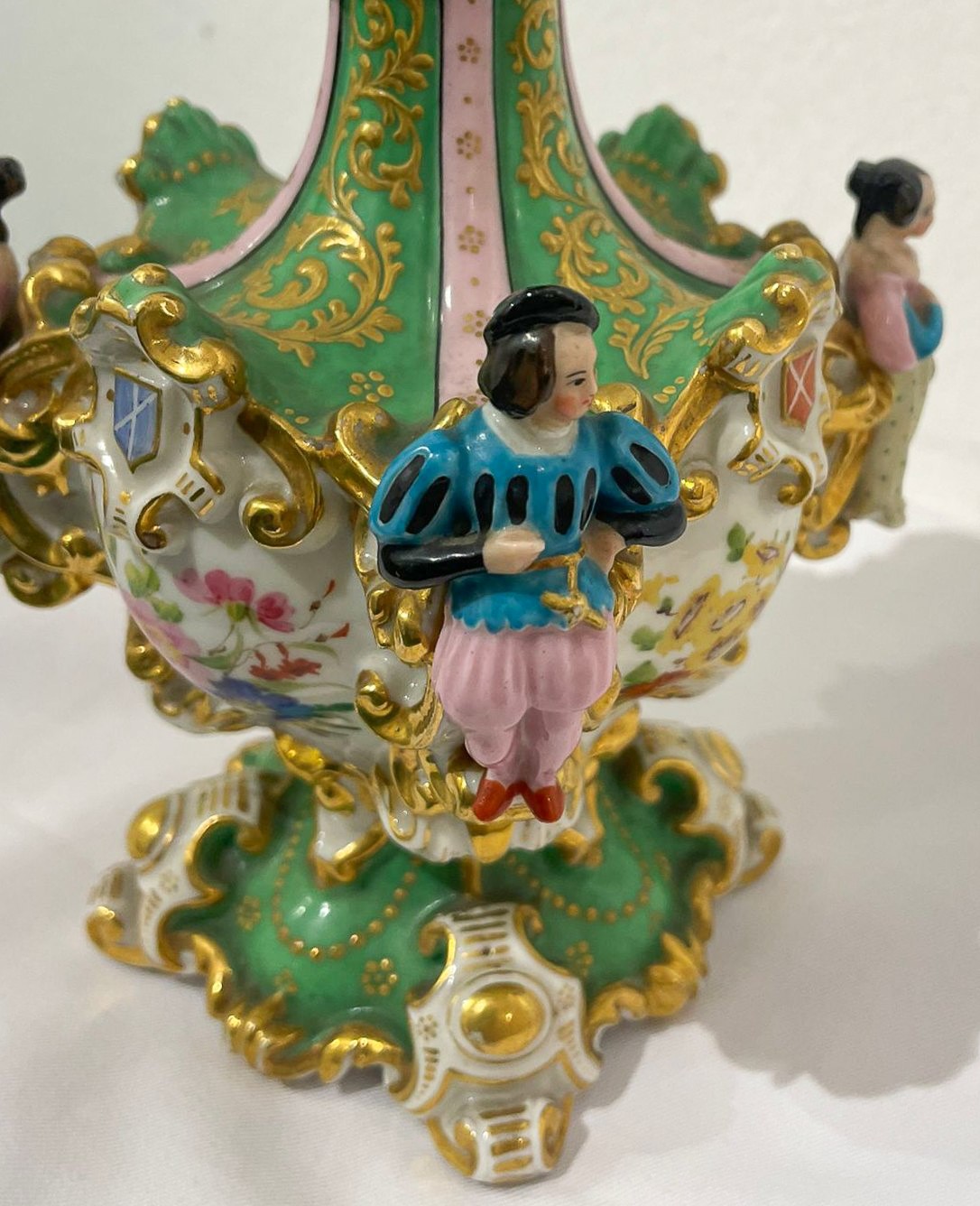 Antica bottiglia francese in porcellana policroma e smaltata