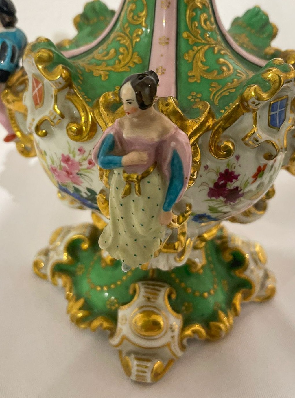 Antica bottiglia francese in porcellana policroma e smaltata