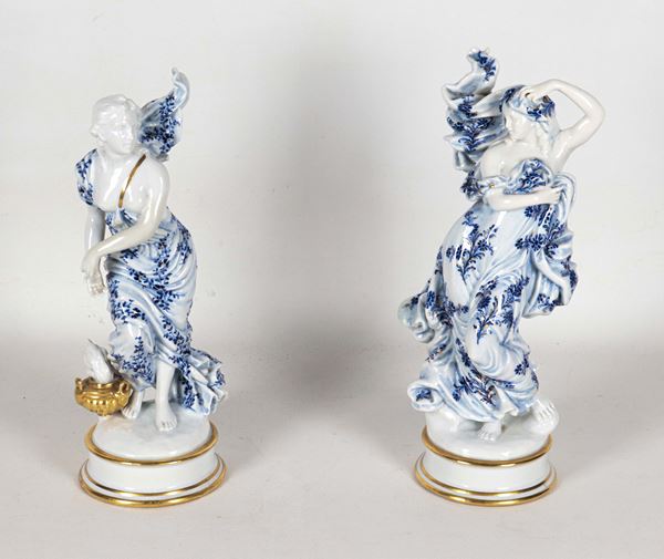 "Vestali danzanti", coppia di piccole sculture in porcellana bianca e blu Capodimonte, lumeggiature in oro zecchino