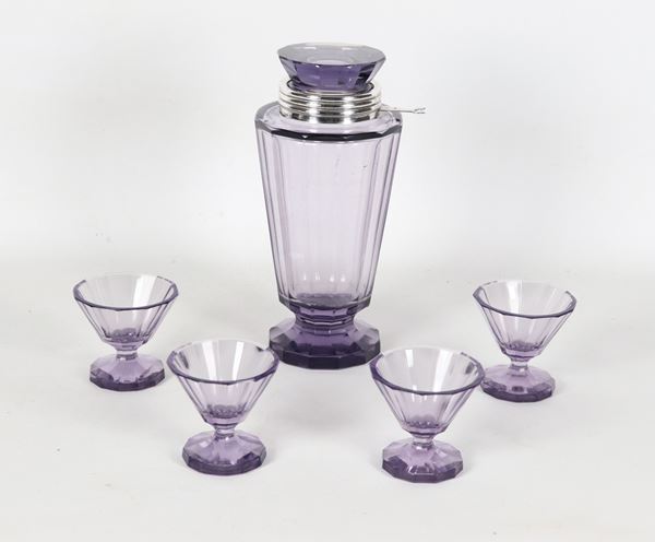 Lotto in vetro di una bottiglia per frutta sciroppata con collo rivestito in argento e quattro bicchierini