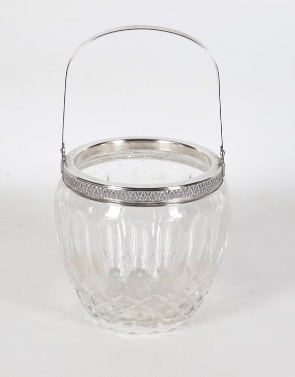 Portaghiaccio in cristallo inciso, con bordo e manico in argento cesellato