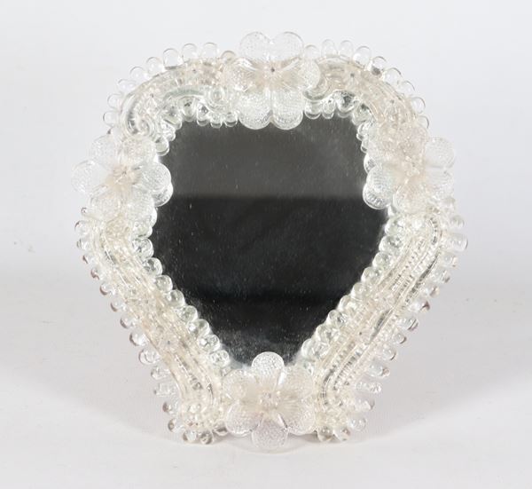 Piccola specchiera da tavolo a forma di cuore in vetro soffiato di Murano