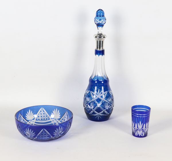 Lotto in cristallo blu cobalto di una bottiglia con collo rivestito in argento, un bicchiere e una ciotola 