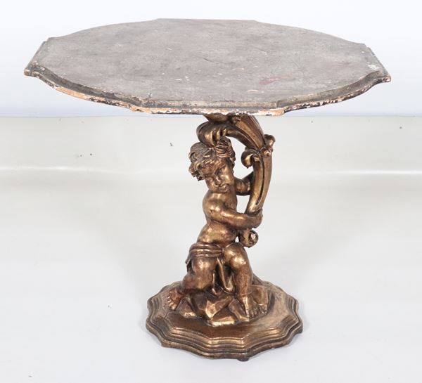Piccolo tavolino da centro in legno dorato e intagliato con scultura di putto, piano decorato a finto marmo