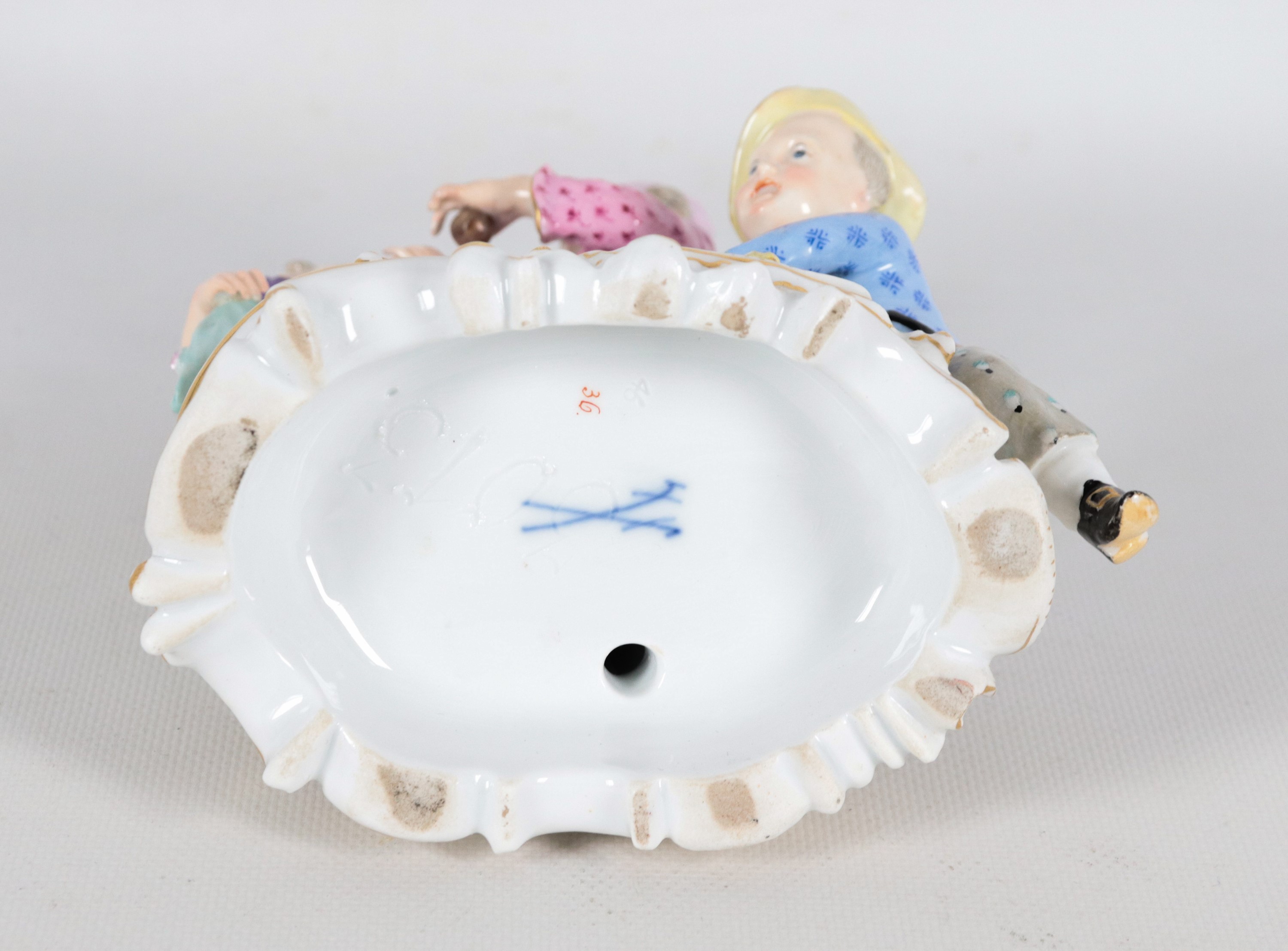 "Giochi di bambini", antico piccolo gruppo in porcellana policroma Meissen