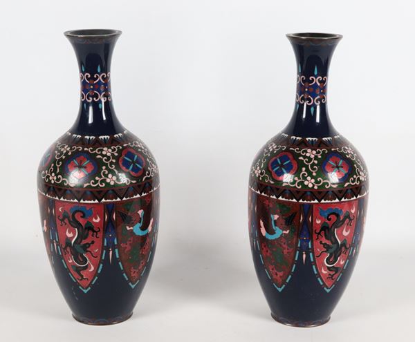 Coppia di vasi in smalti cloisonnè, con decori policromi a figure di draghi su fondo nero