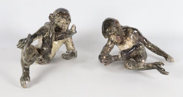 "Scimmie", coppia di antiche piccole sculture in ceramica porcellanata e smaltata