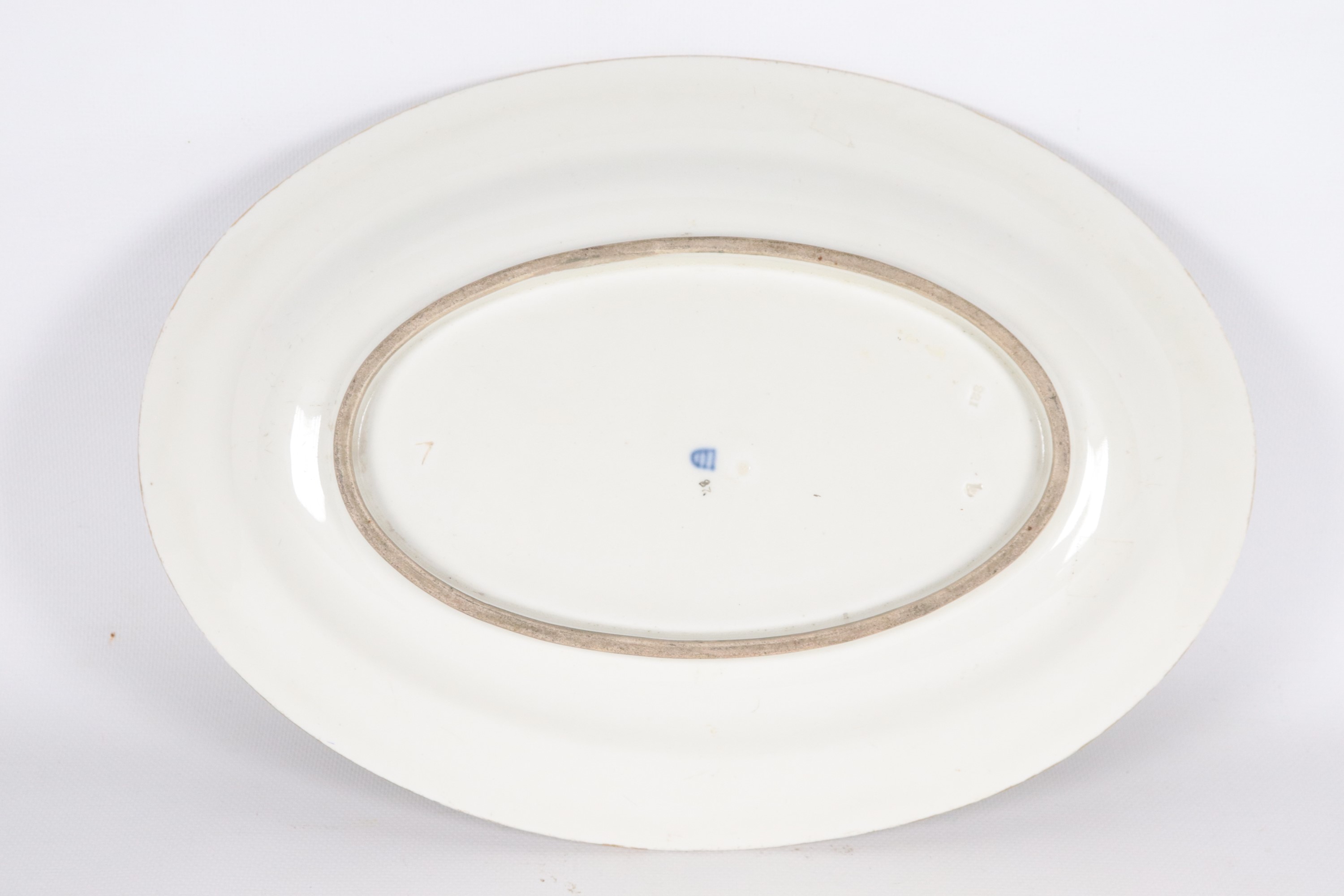 Antico piatto ovale in porcellana bianca, con al centro scena bucolica dipinta e bordo decorato a...