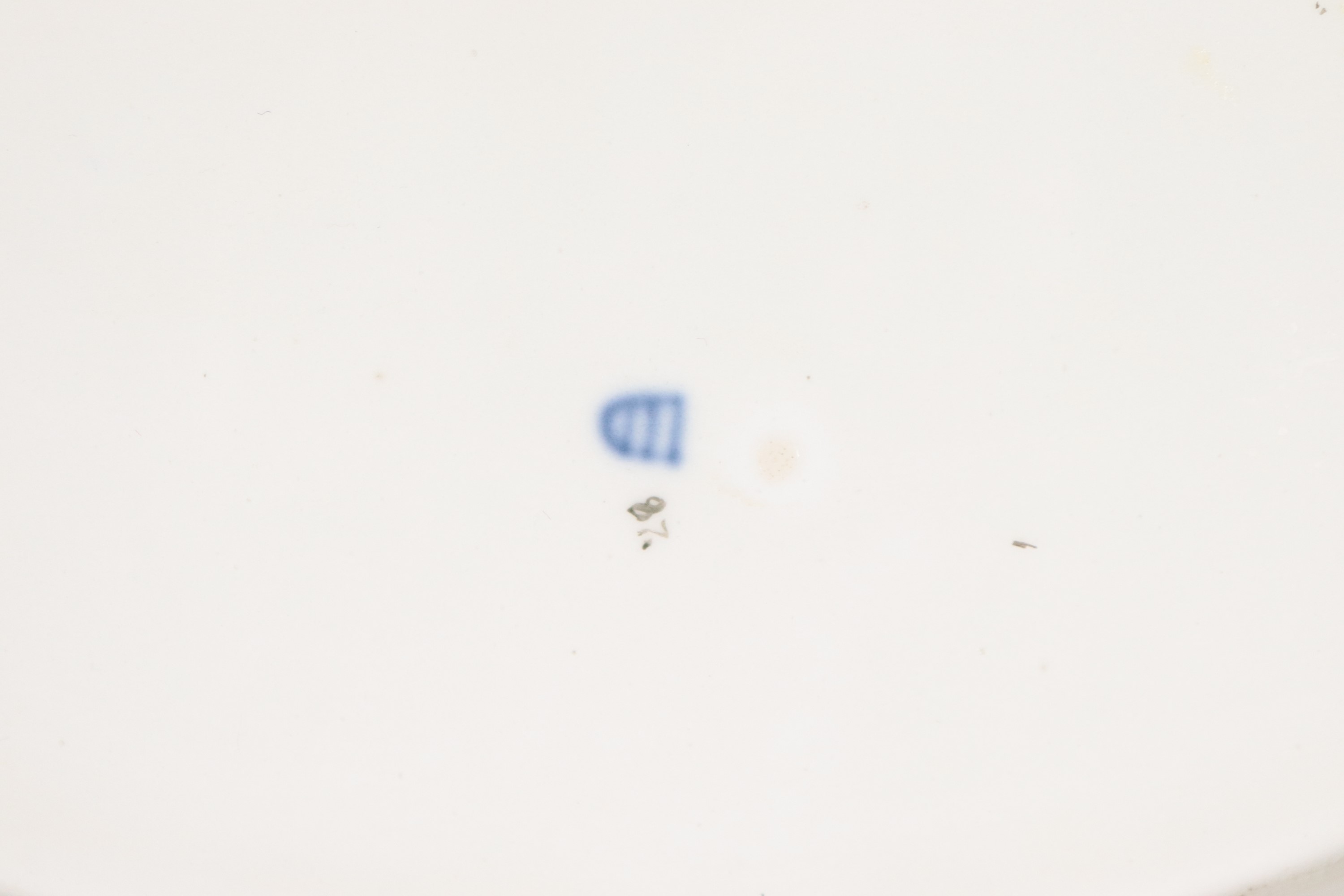 Antico piatto ovale in porcellana bianca, con al centro scena bucolica dipinta e bordo decorato a...