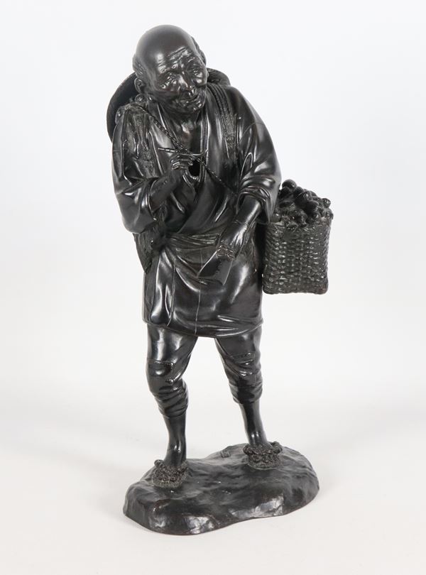 "Contadino con cesto di frutta", antica scultura in bronzo