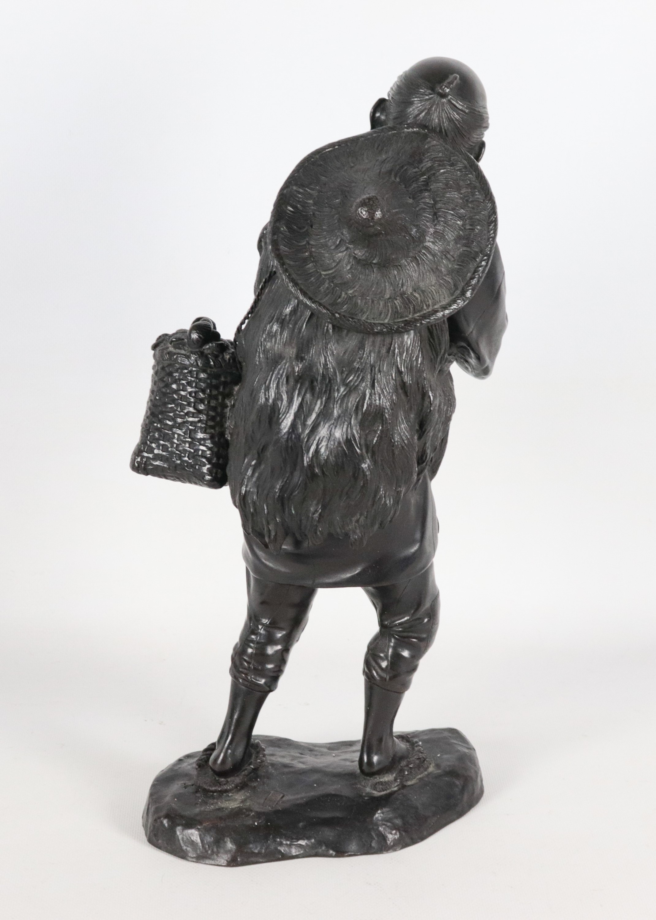 "Contadino con cesto di frutta", antica scultura in bronzo