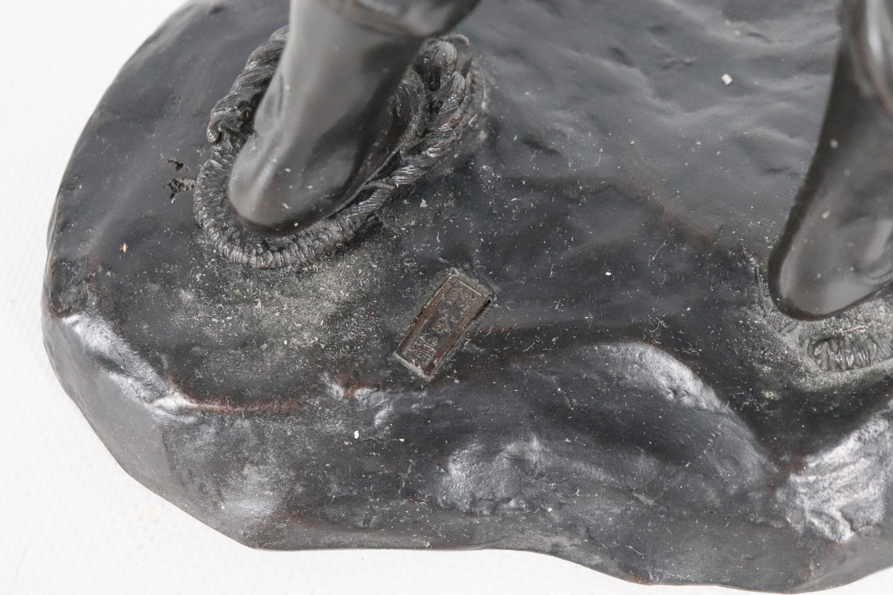 "Contadino con cesto di frutta", antica scultura in bronzo