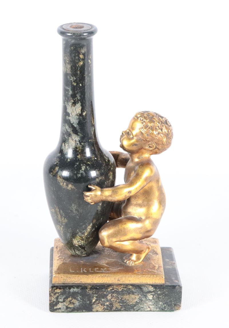 Firmato. "Bambino con anfora", antico piccolo gruppo in bronzo dorato e pietra dura