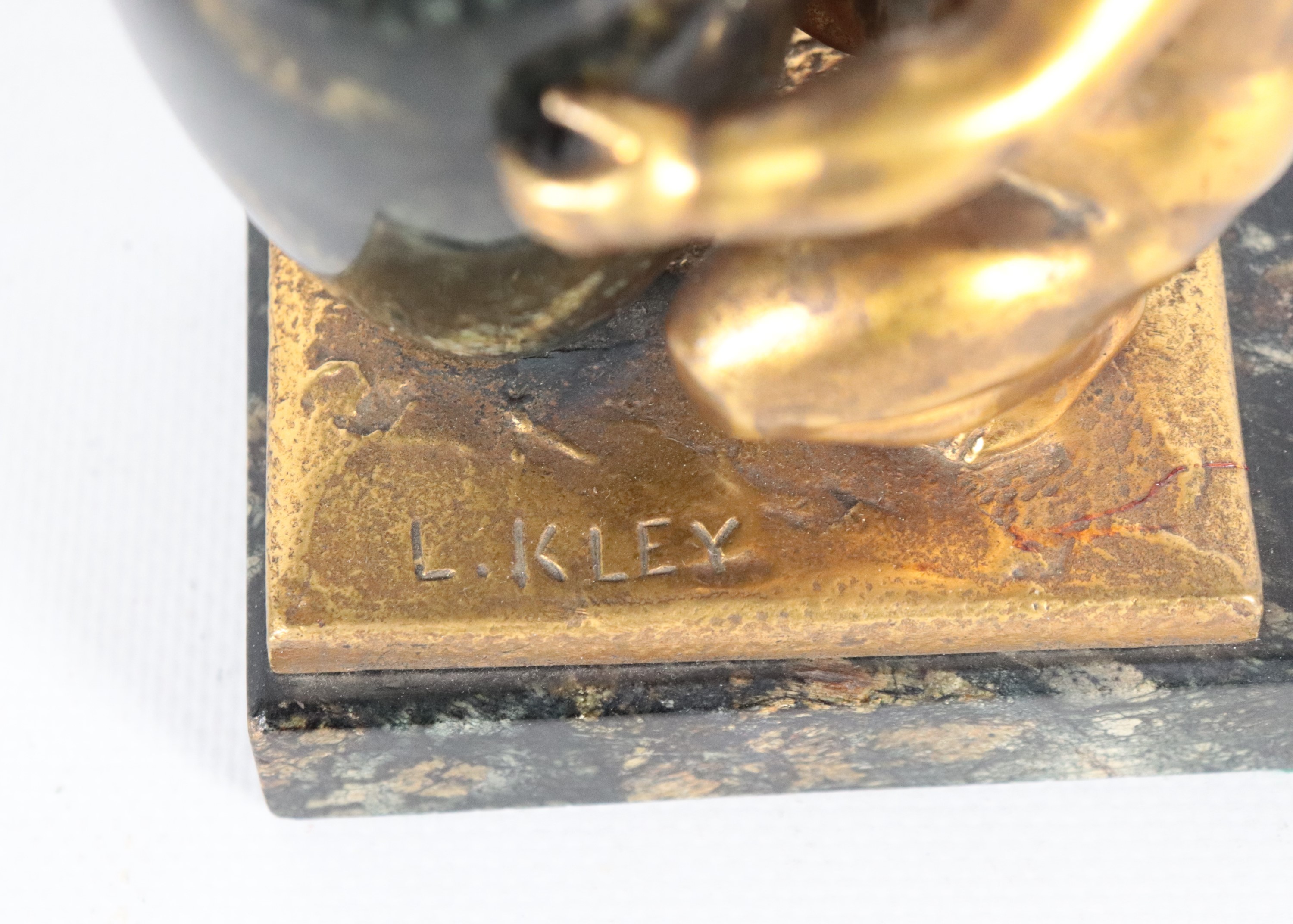 Firmato. "Bambino con anfora", antico piccolo gruppo in bronzo dorato e pietra dura