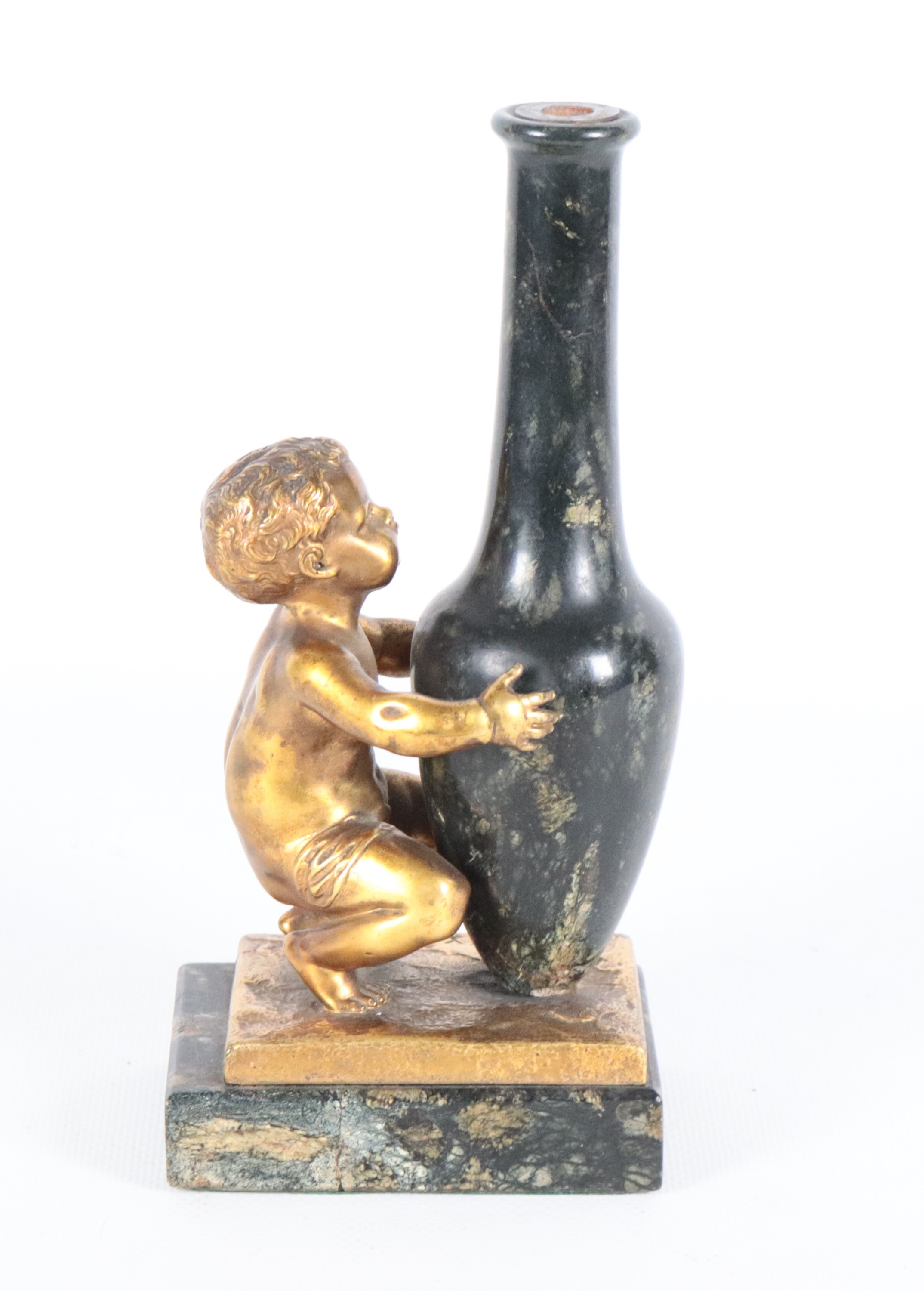 Firmato. "Bambino con anfora", antico piccolo gruppo in bronzo dorato e pietra dura