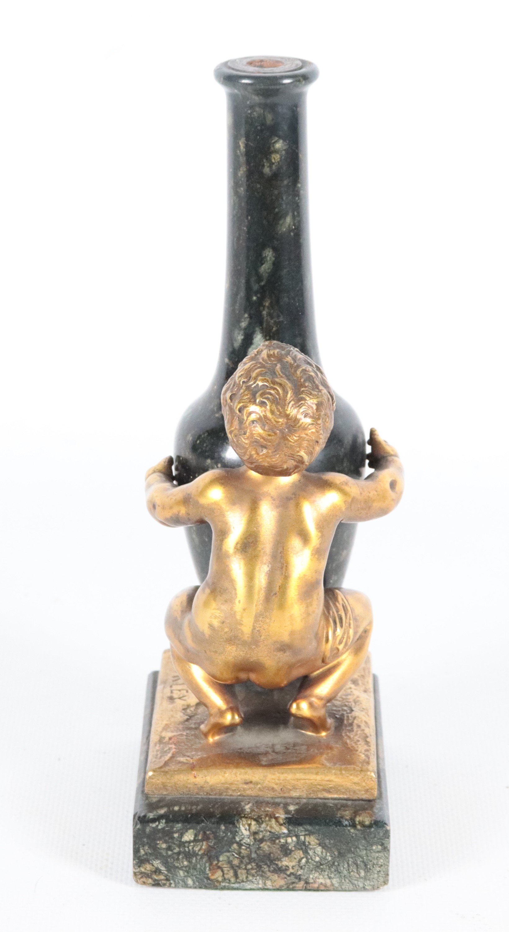 Firmato. "Bambino con anfora", antico piccolo gruppo in bronzo dorato e pietra dura