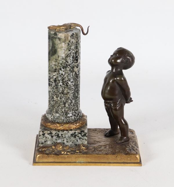 Louis Kley - Firmato. "Bambino con lucertola e colonna neoclassica", antico piccolo gruppo in bronzo e marmo di porfido
