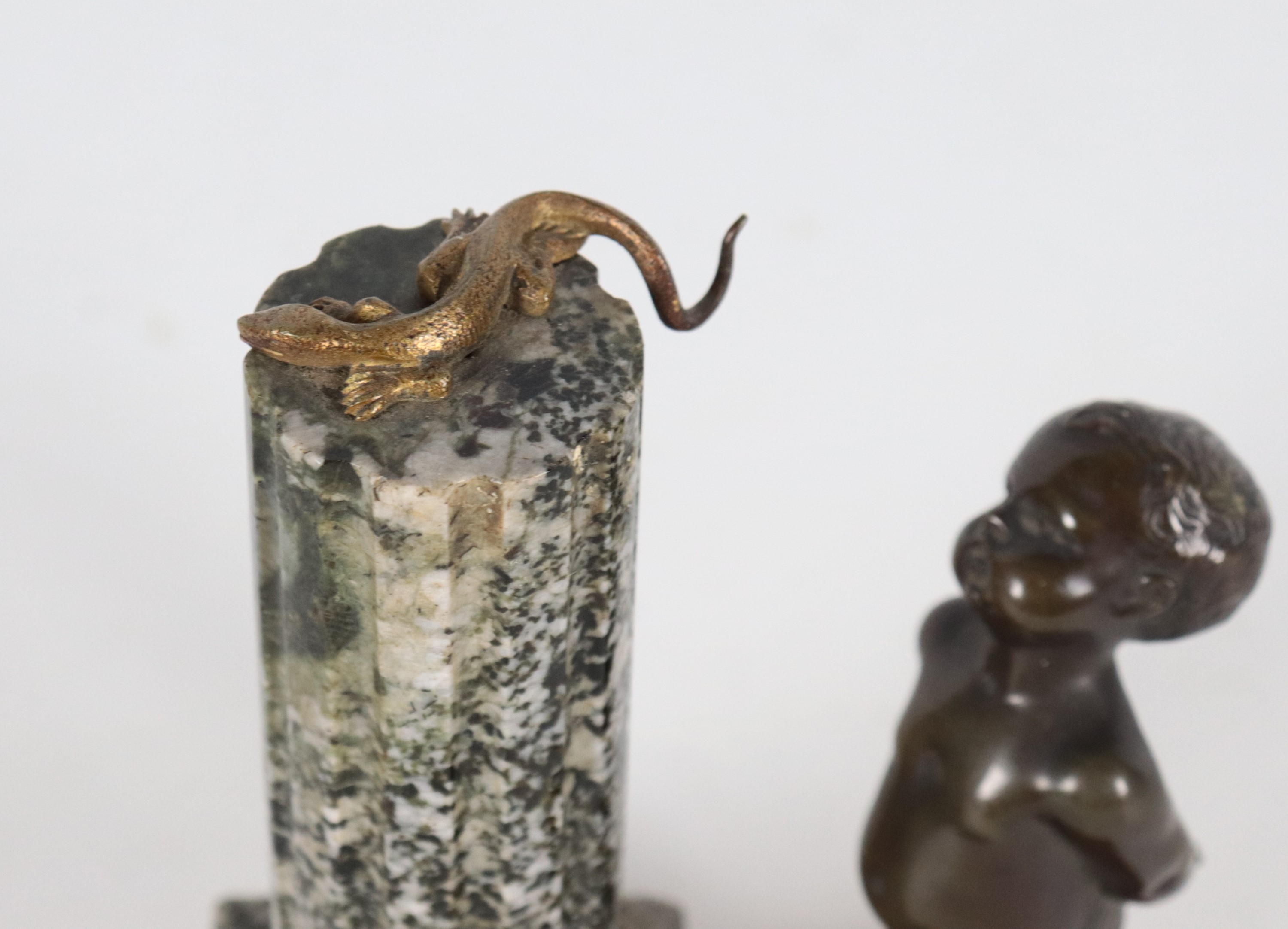 Firmato. "Bambino con lucertola e colonna neoclassica", antico piccolo gruppo in bronzo e marmo d...