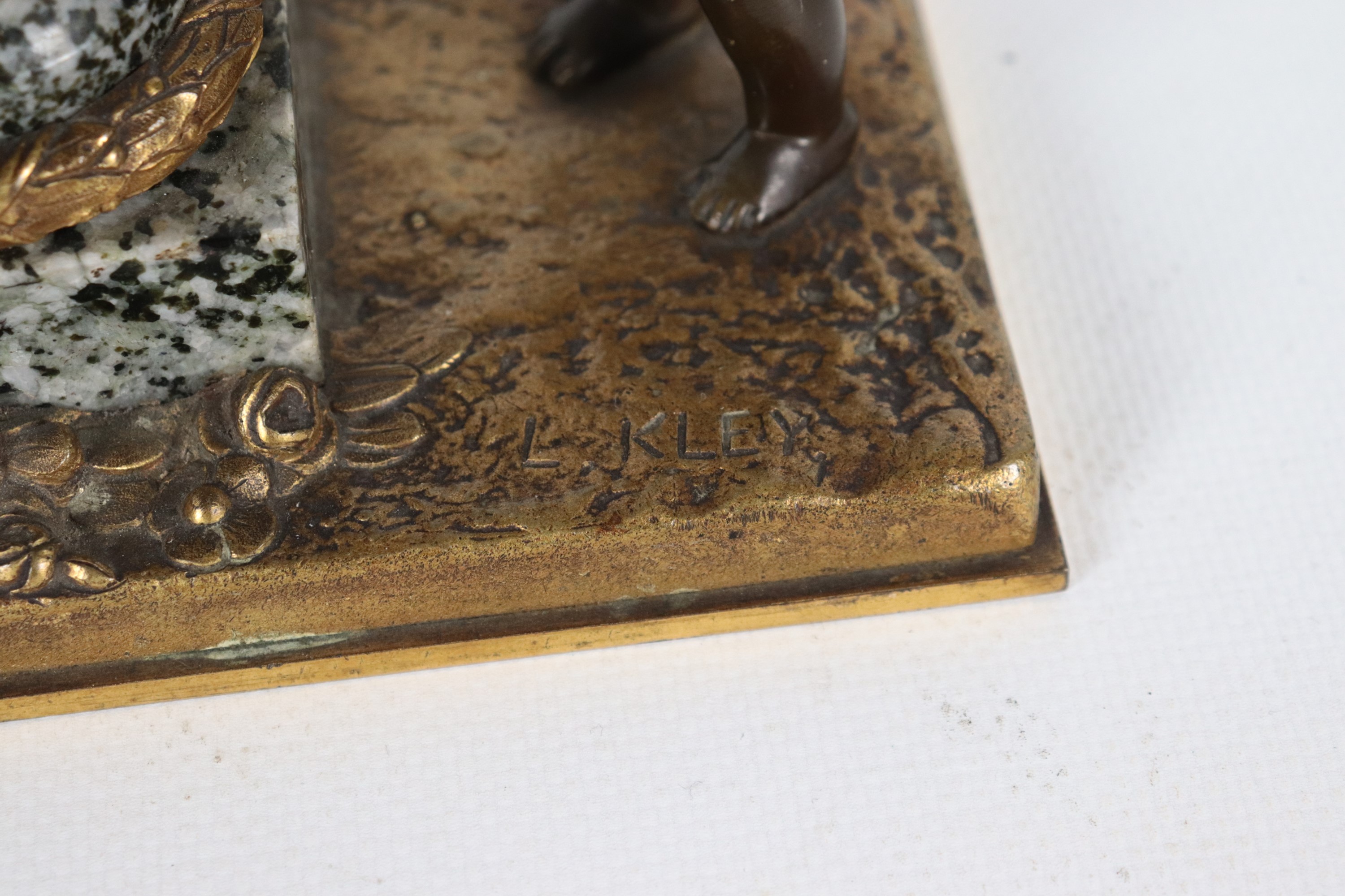 Firmato. "Bambino con lucertola e colonna neoclassica", antico piccolo gruppo in bronzo e marmo d...