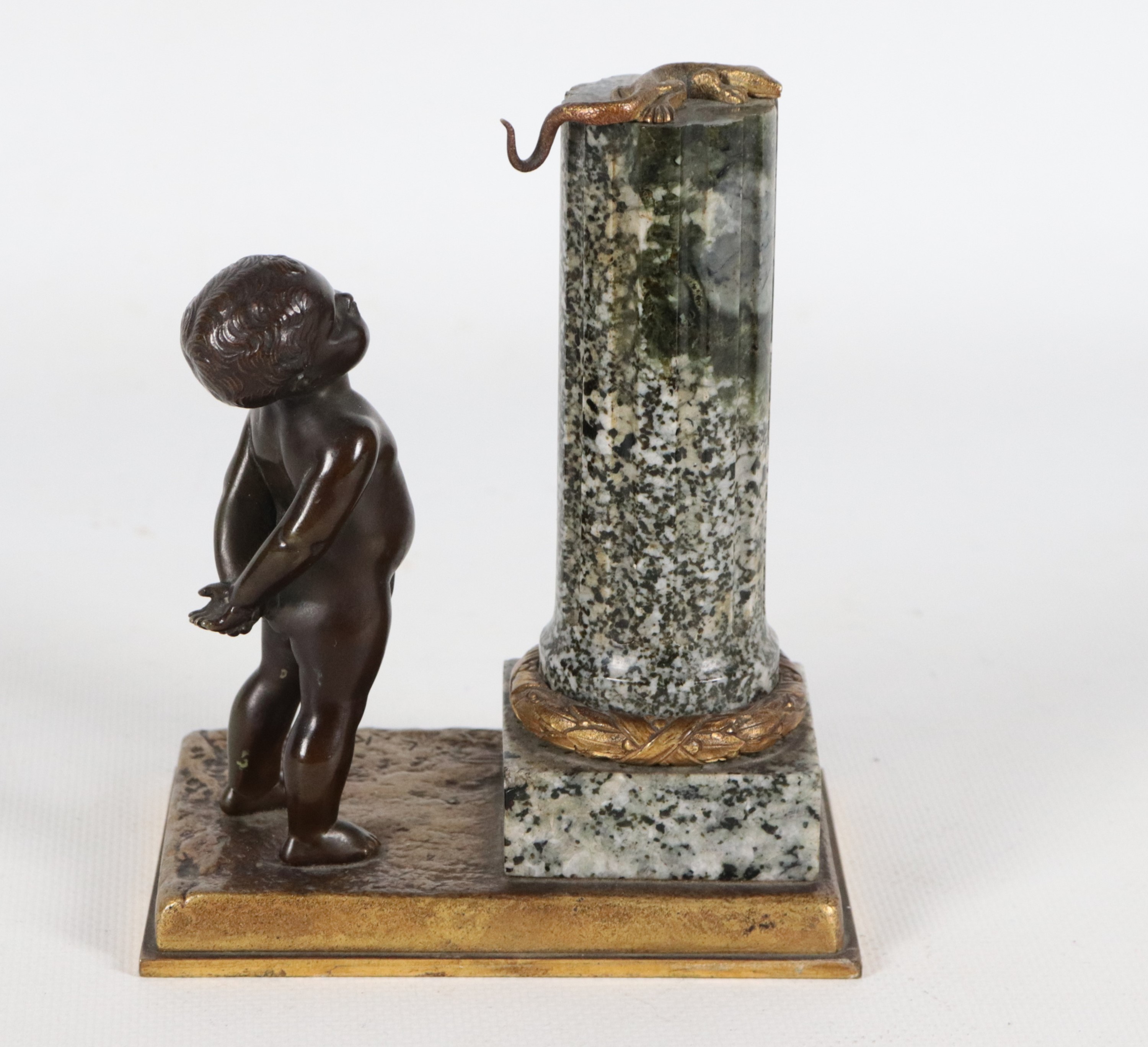 Firmato. "Bambino con lucertola e colonna neoclassica", antico piccolo gruppo in bronzo e marmo d...