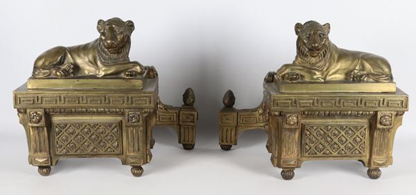 "Leoni", coppia di antichi alari francesi Impero in bronzo dorato, sbalzato e cesellato