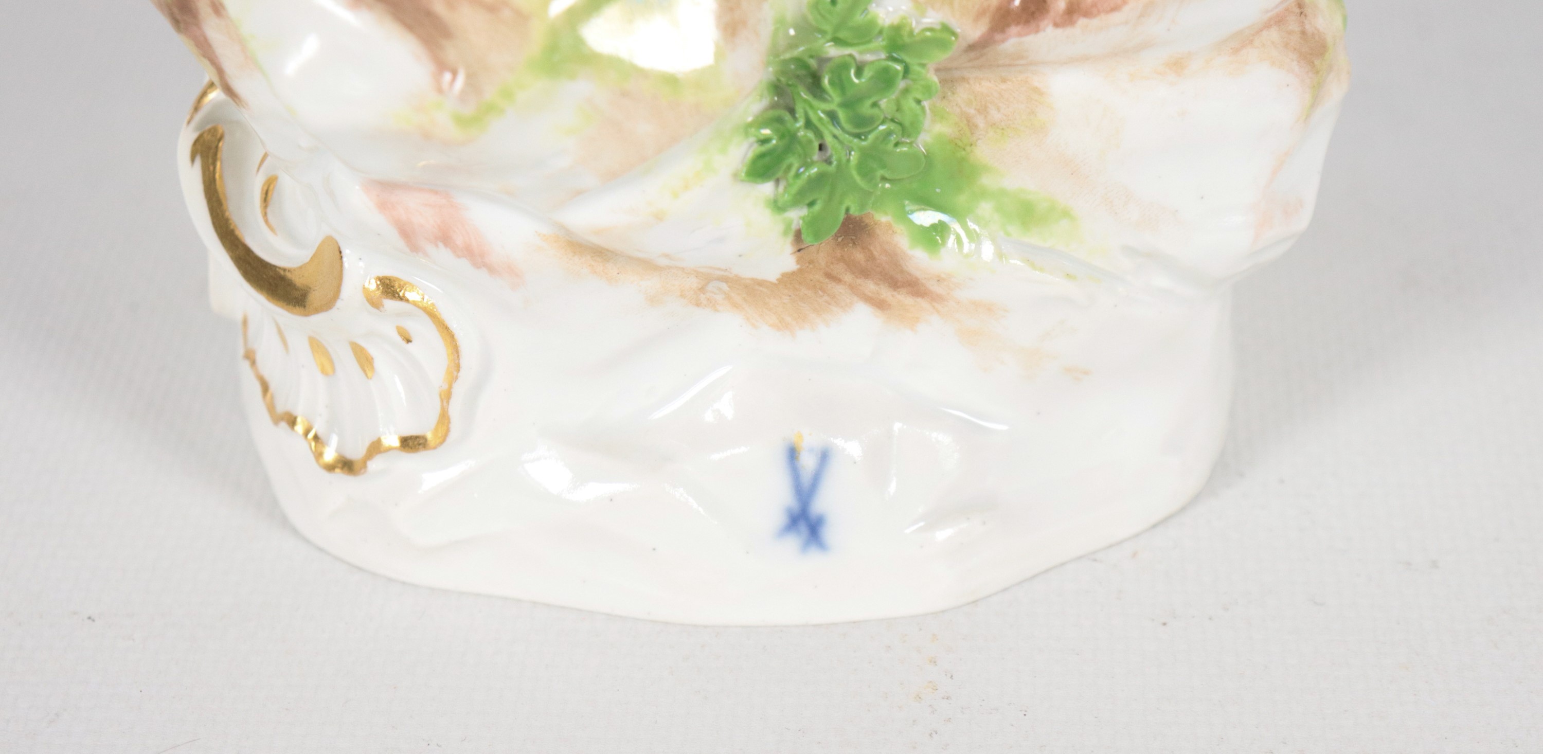 "Suonatrice di ghironda", antica scultura in porcellana policroma Meissen