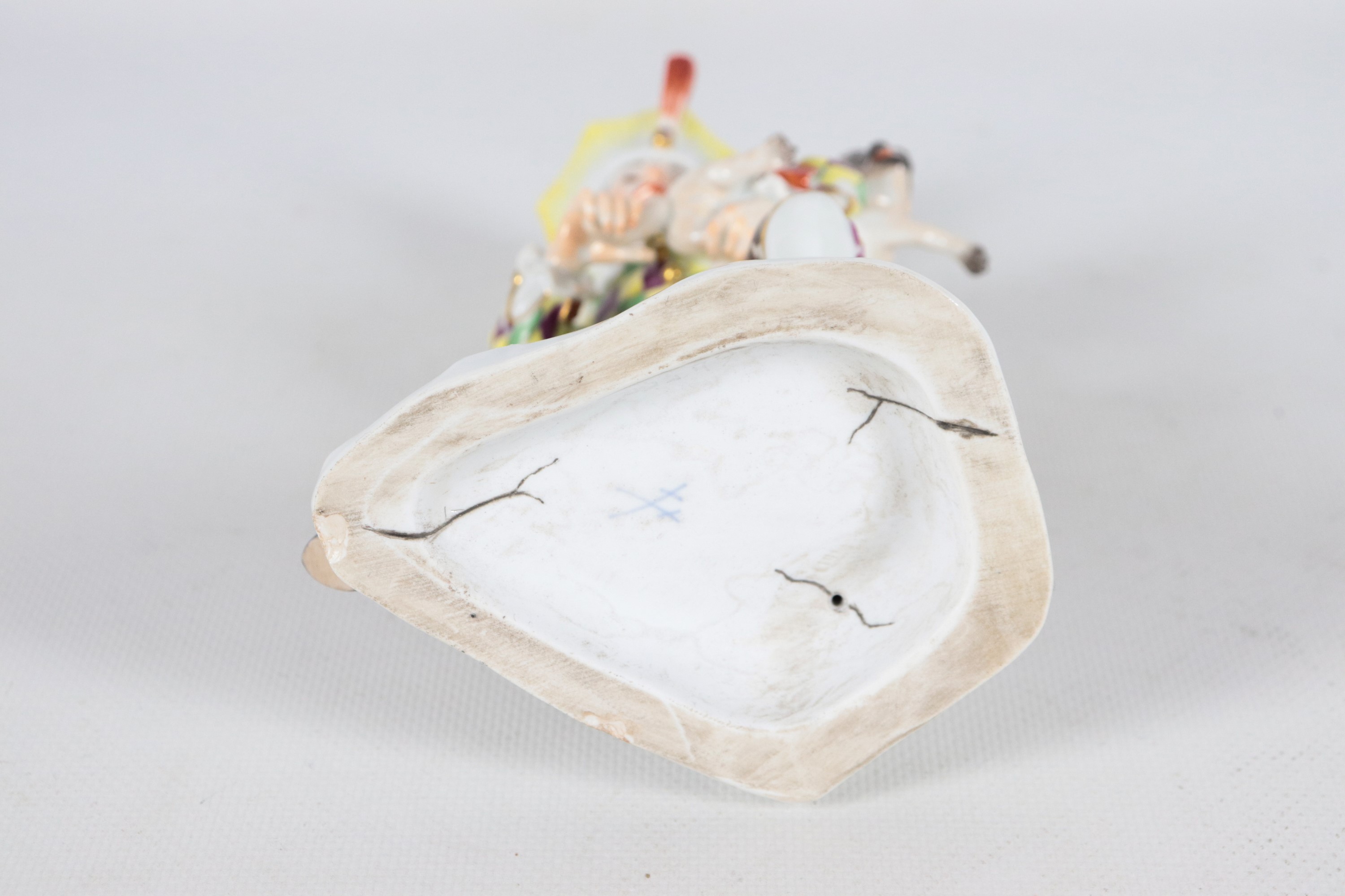 "Arlecchino con cagnolino", antica piccola scultura in porcellana policroma Meissen