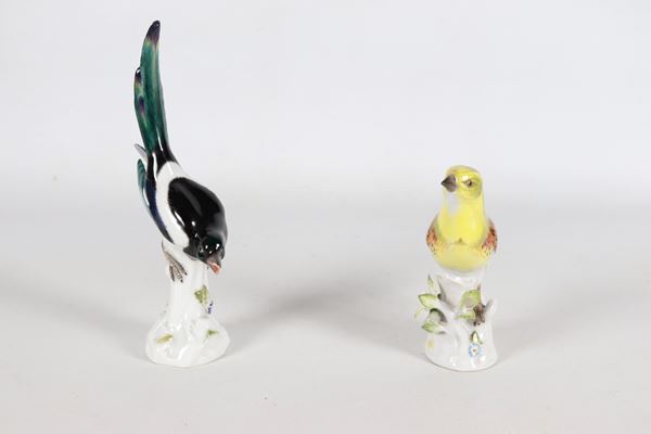 "Uccellini su rami", coppia di antiche statuine in porcellana policroma Meissen