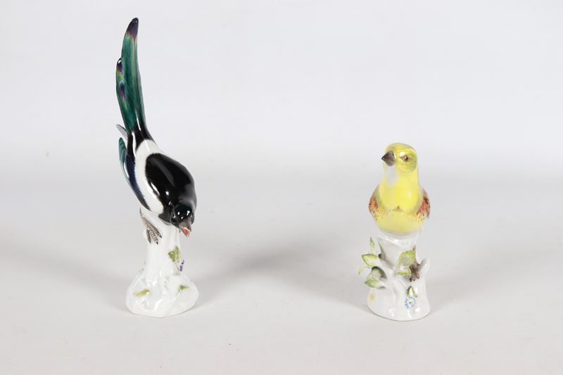 "Uccellini su rami", coppia di antiche statuine in porcellana policroma Meissen