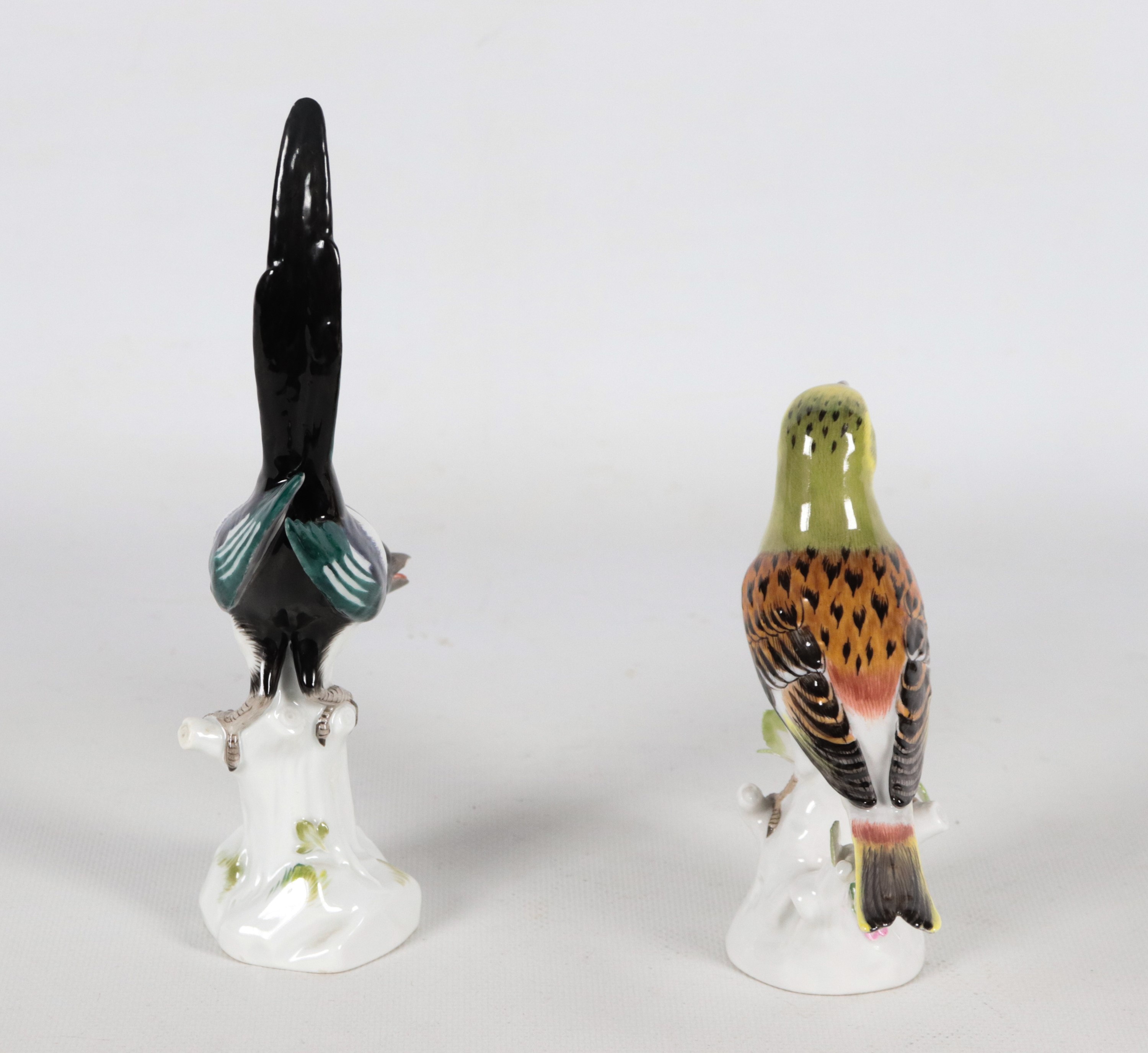 "Uccellini su rami", coppia di antiche statuine in porcellana policroma Meissen