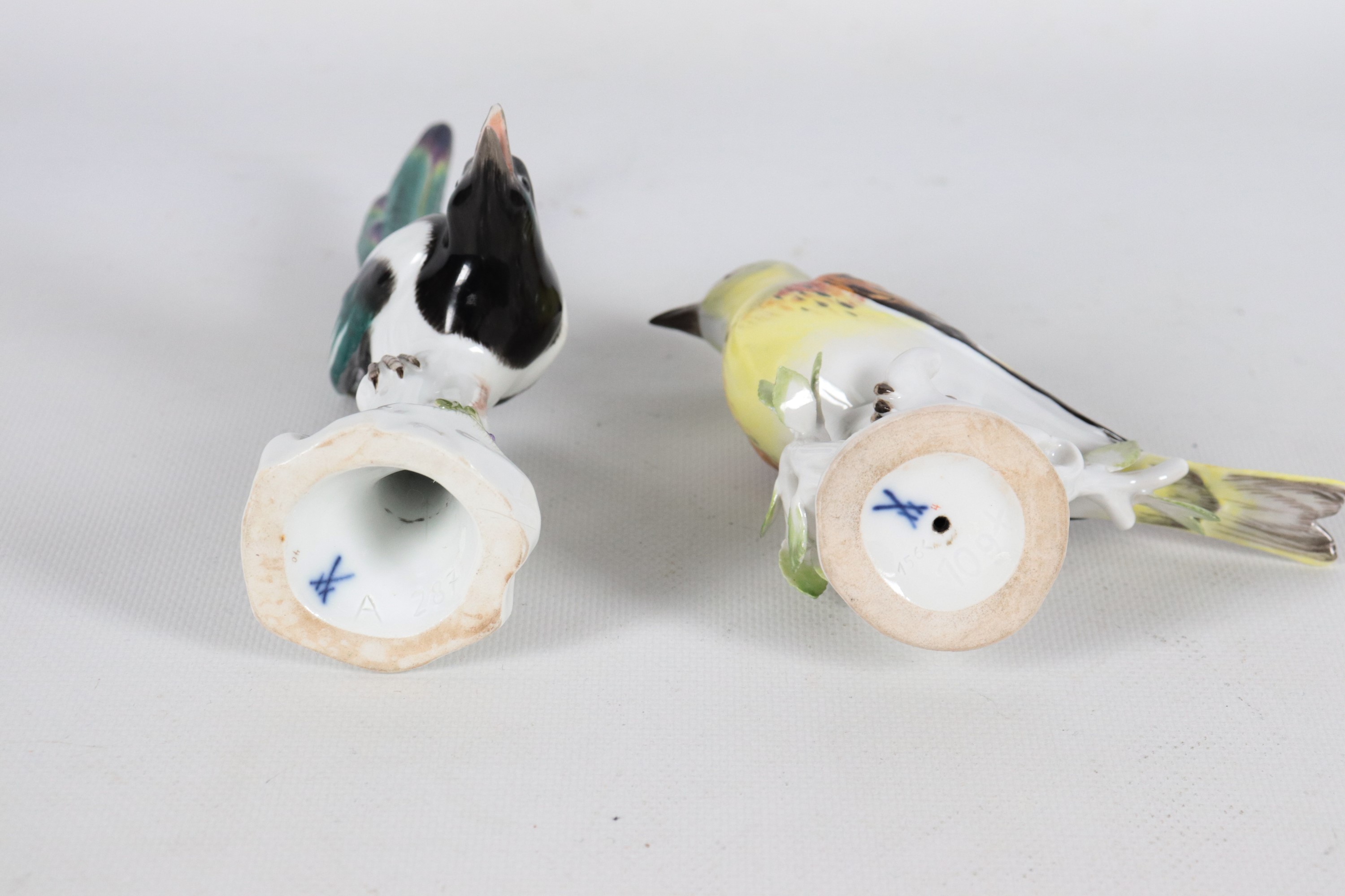 "Uccellini su rami", coppia di antiche statuine in porcellana policroma Meissen