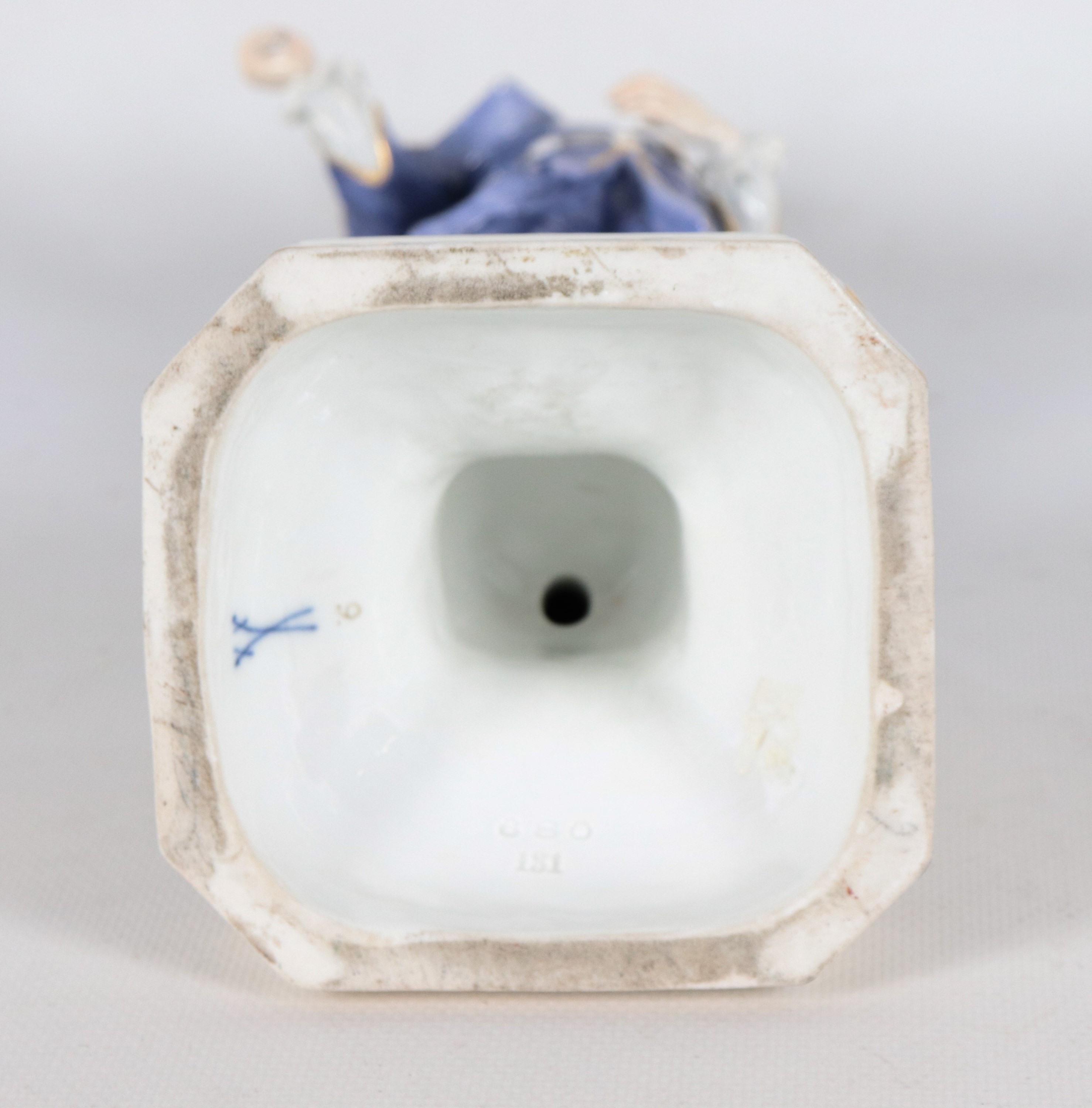 "Cavaliere con mantella", antica piccola scultura in porcellana policroma Meissen, sorretta da ba...