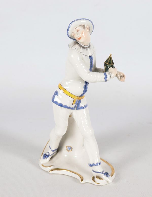 "Pierrot", antica piccola scultura in porcellana policroma tedesca Nymphenburg, "Personaggio della Commedia dell'Arte Italiana" disegnata da F.A. Bustelli
