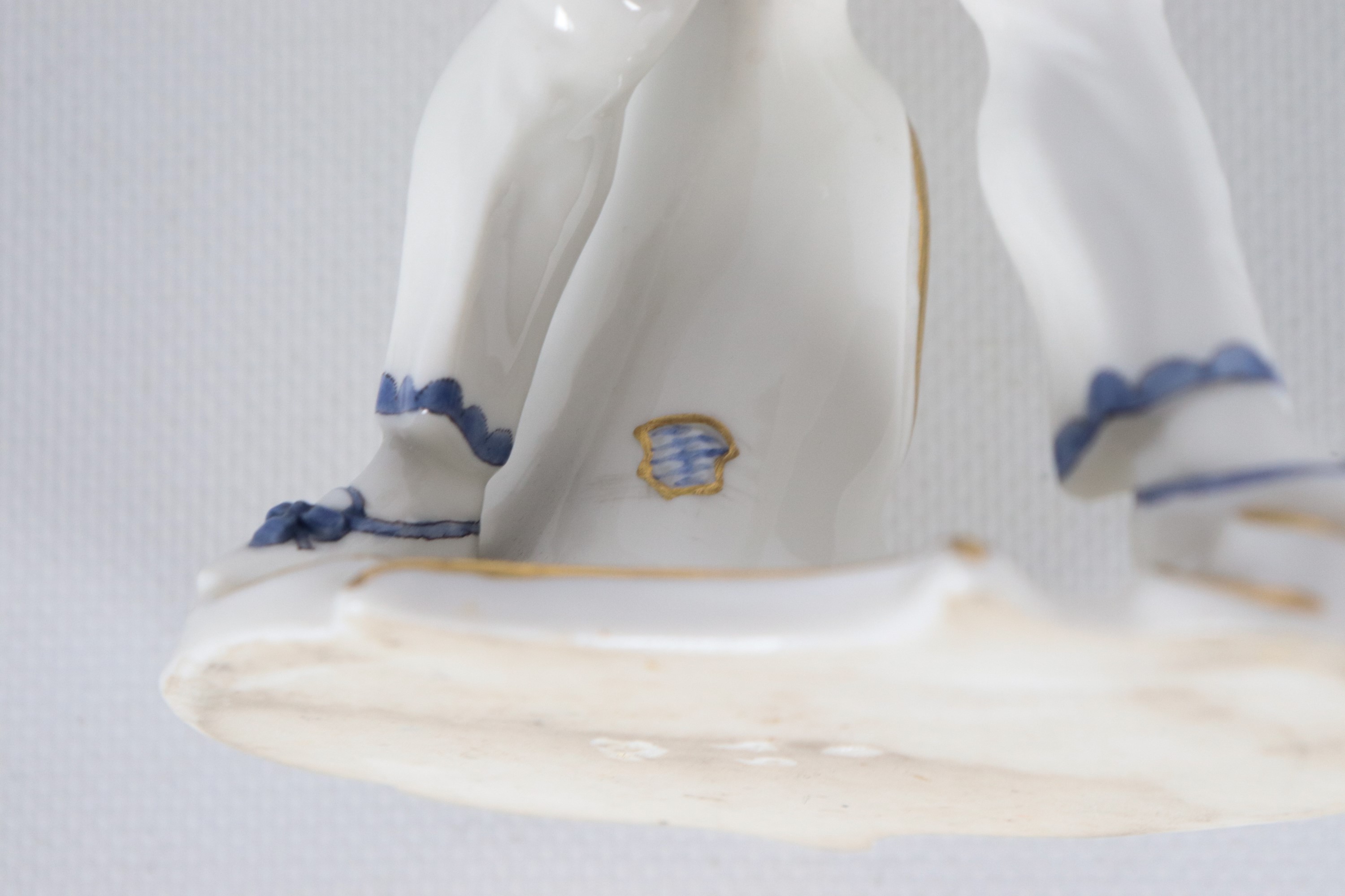 "Pierrot", antica piccola scultura in porcellana policroma tedesca Nymphenburg, "Personaggio dell...