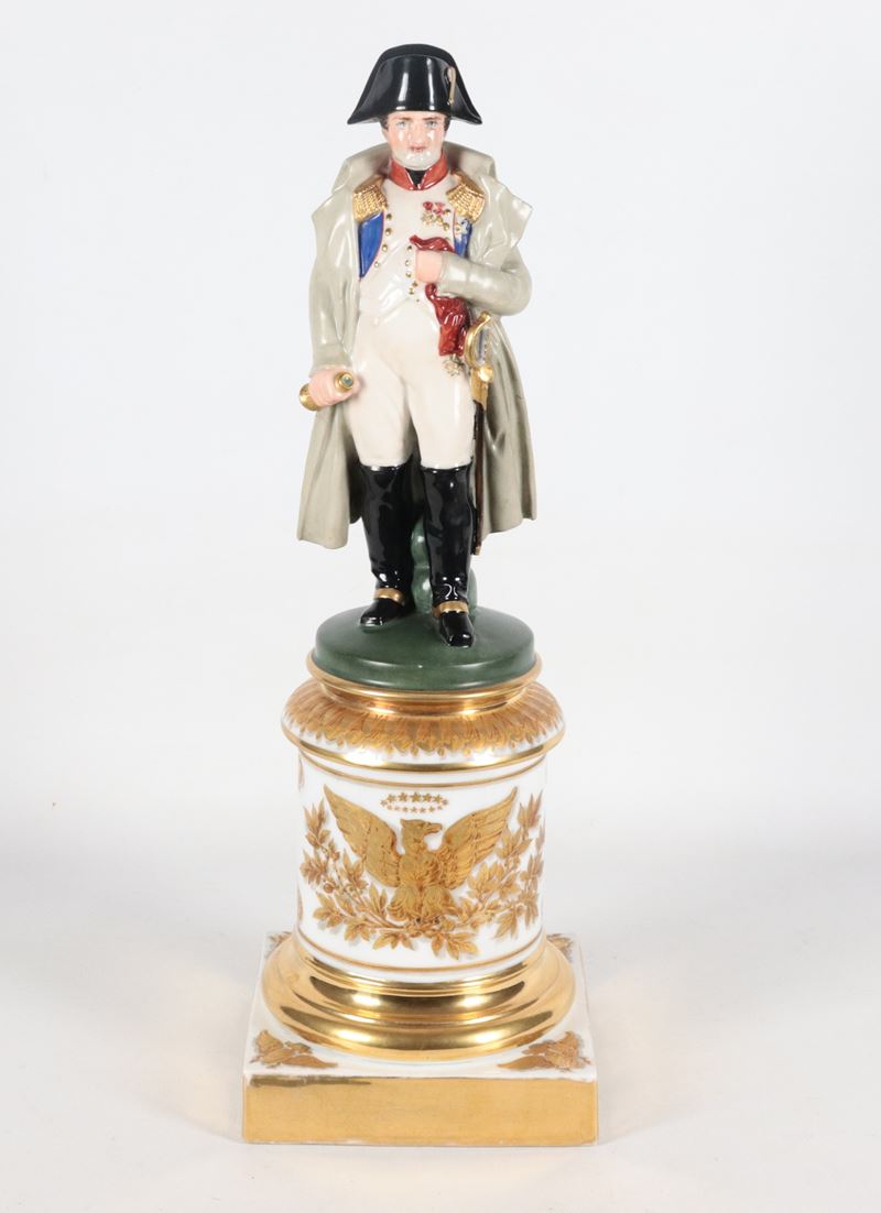 "Napoleone Bonaparte", antica scultura in porcellana policroma, sorretta da base a colonna con lu...