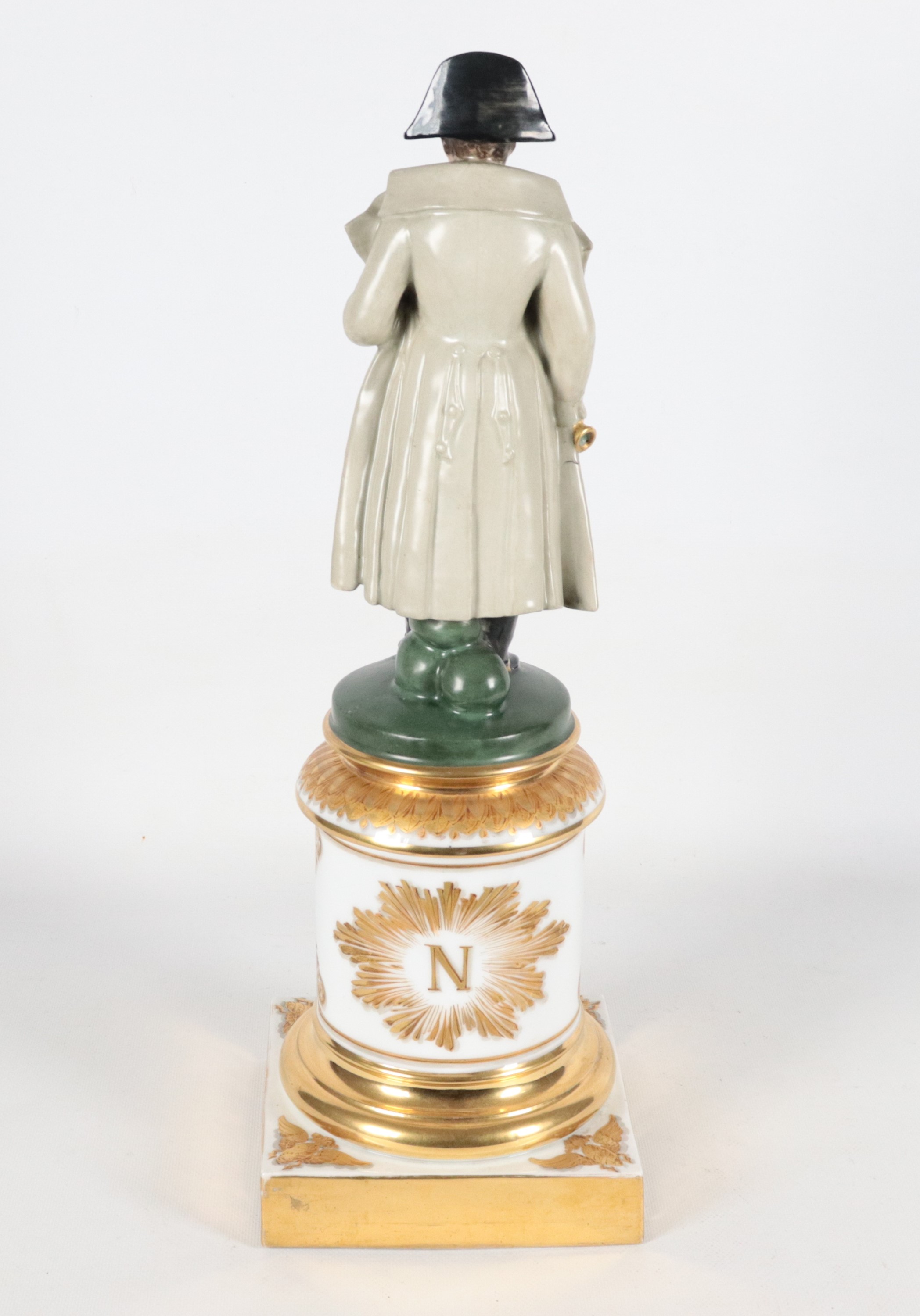 "Napoleone Bonaparte", antica scultura in porcellana policroma, sorretta da base a colonna con lu...