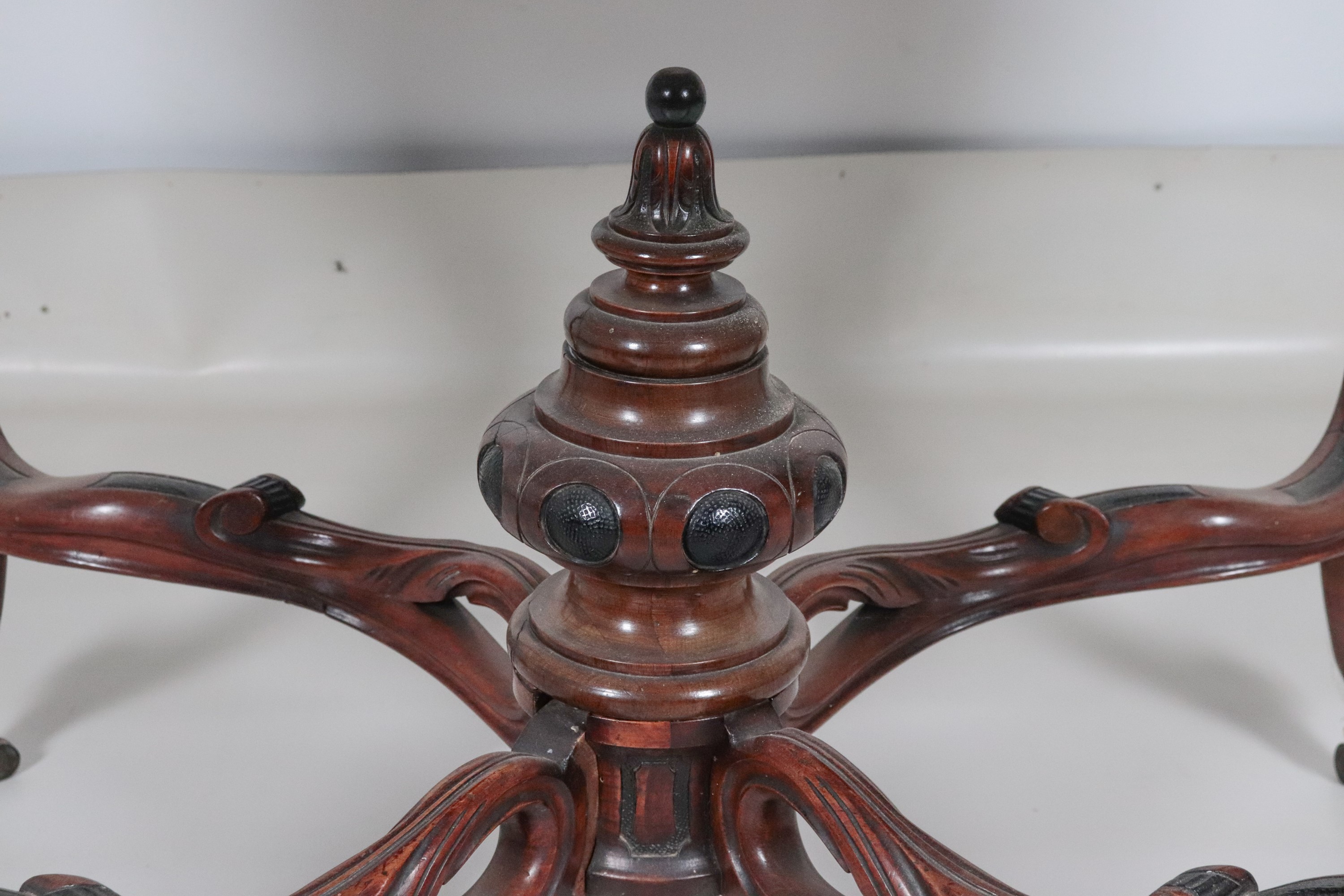 Antico tavolo a rognon Luigi Filippo in noce, con piano ovale sagomato ed intagli ebanizzati a mo...