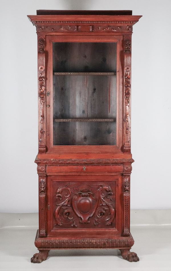 Antica vetrina di linea Rinascimento in noce, con intagli a motivi di draghi, mascheroni ed intrecci di fiori e frutta, gambe a zampa di leone