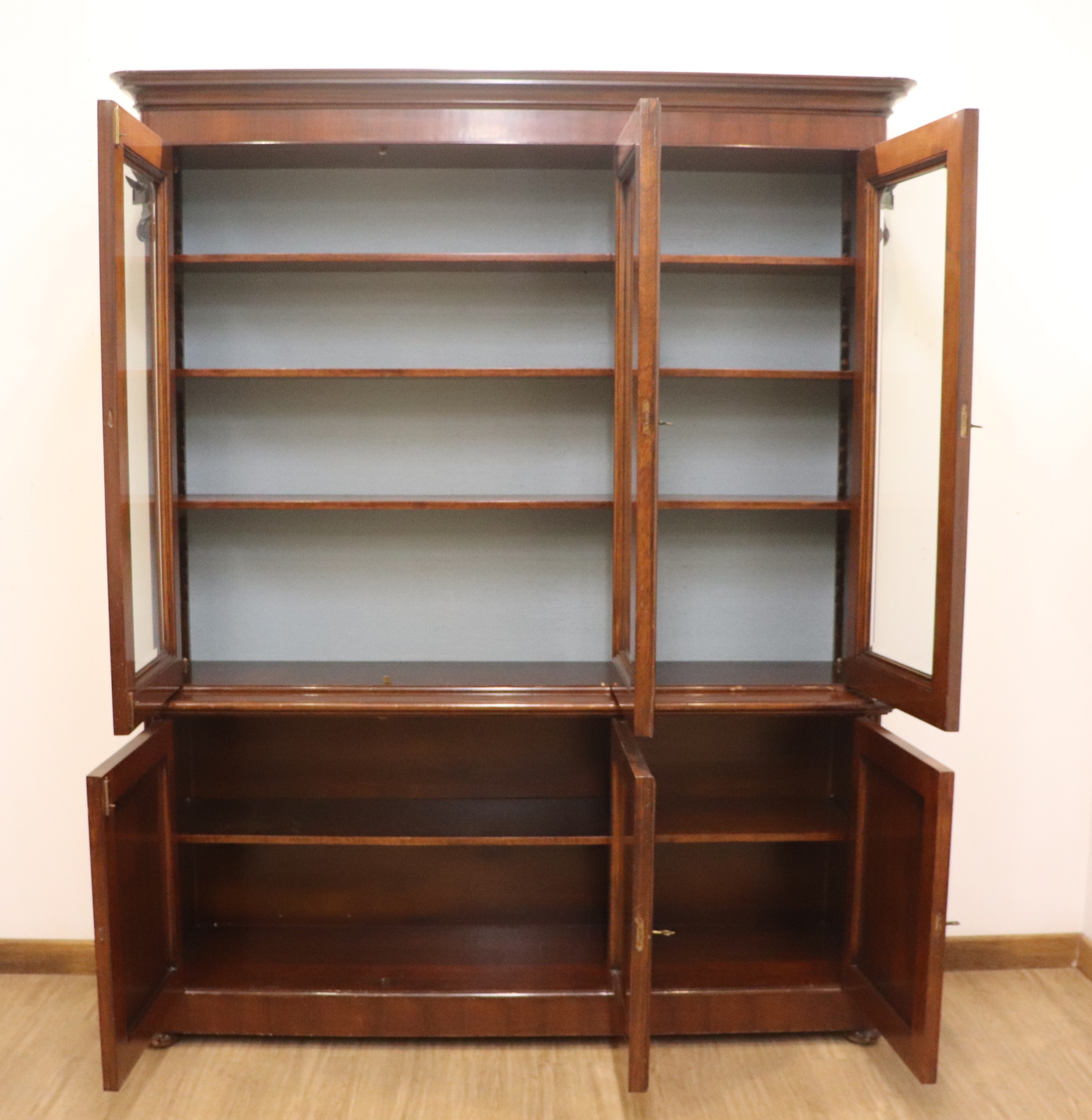 Libreria a tre sportelli in noce e radica di noce