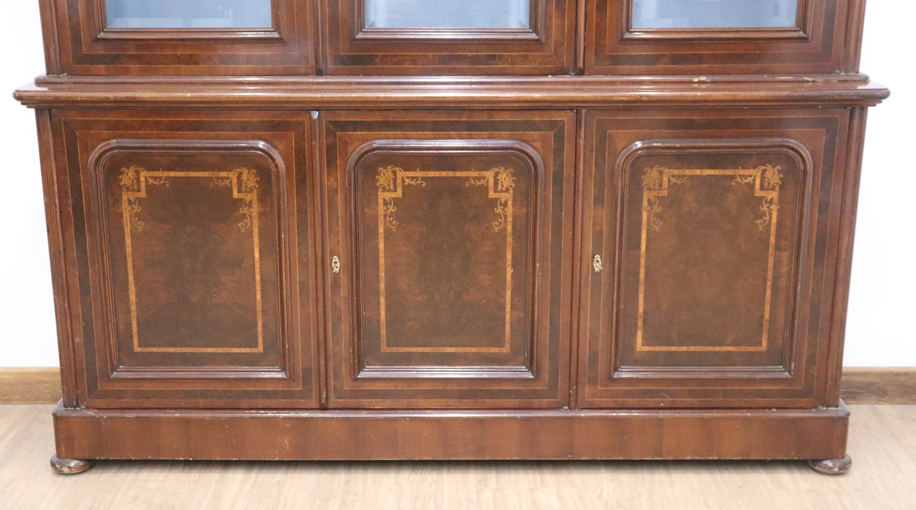 Libreria a tre sportelli in noce e radica di noce