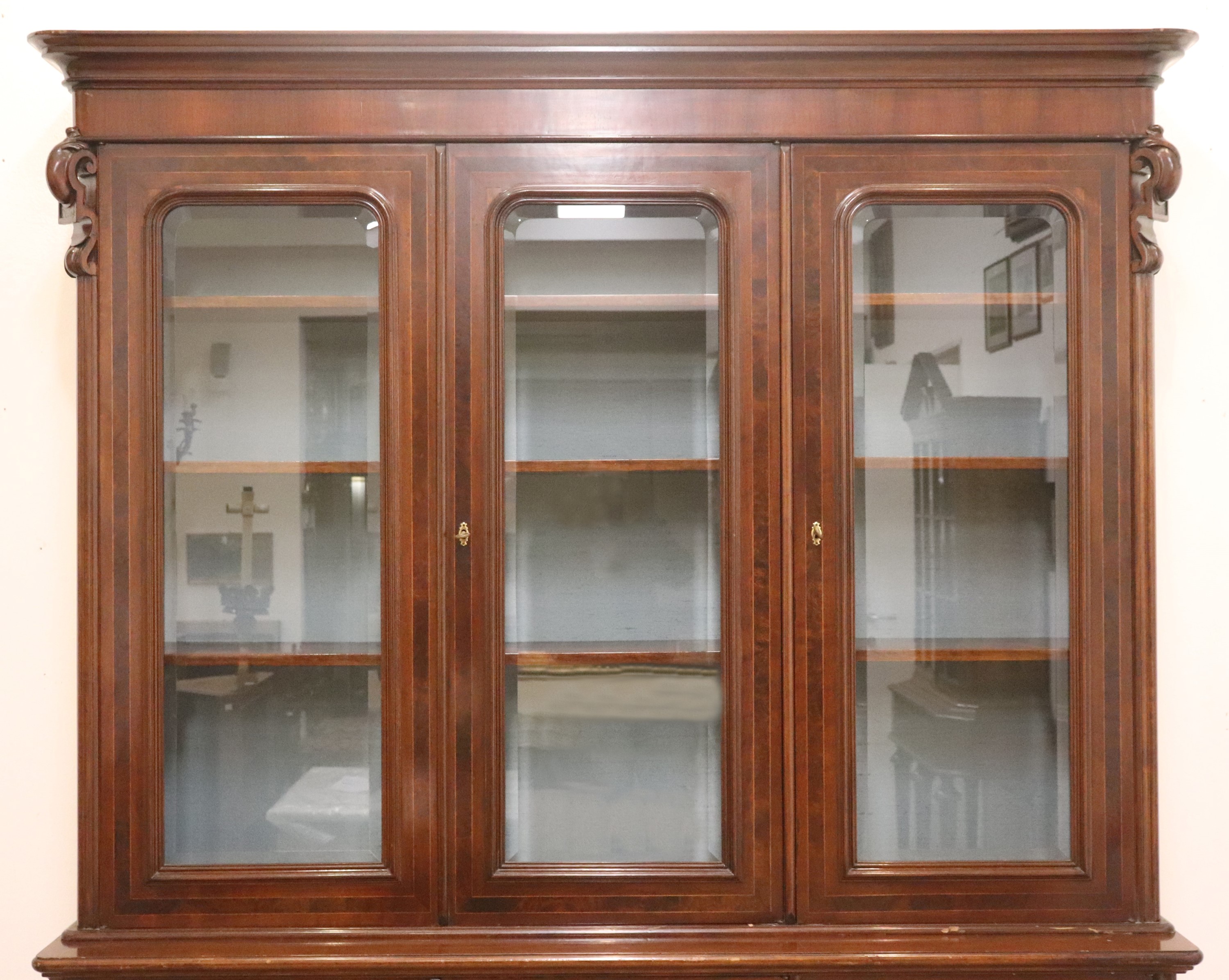 Libreria a tre sportelli in noce e radica di noce