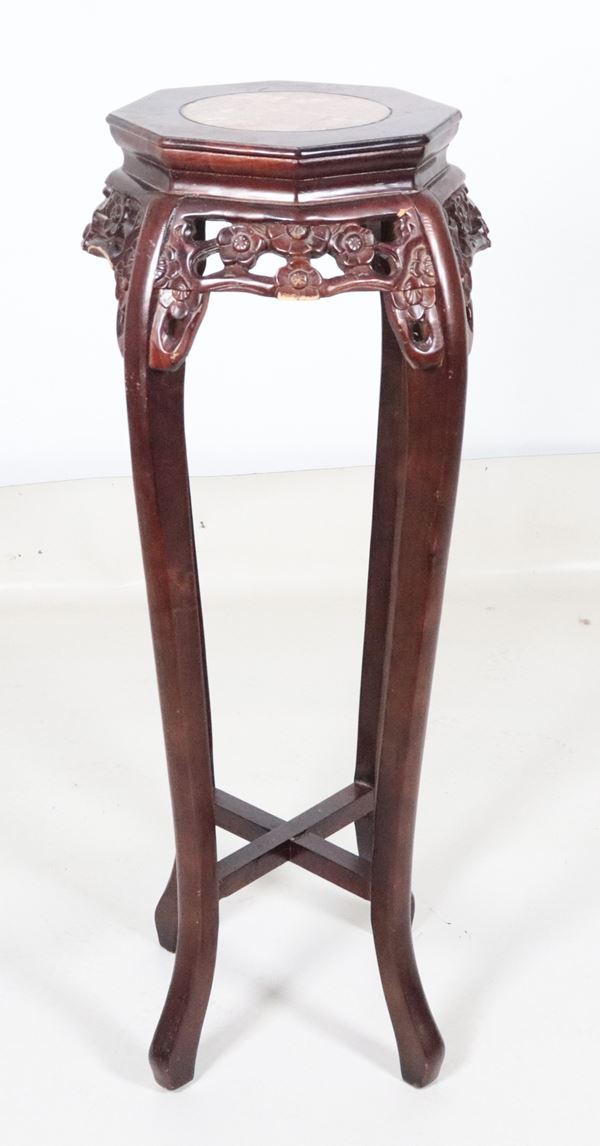 Trespolo cinese in legno di teak intagliato a motivi di fiori orientali