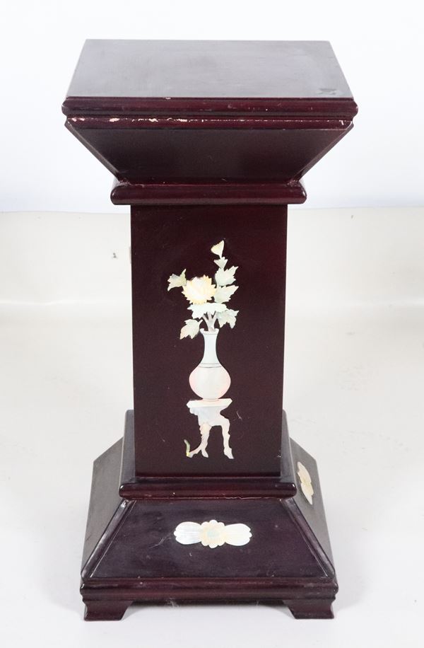 Piccola colonna cinese in legno laccato nero, con decorazioni a rilievo in giada e pietre dure a motivi orientali