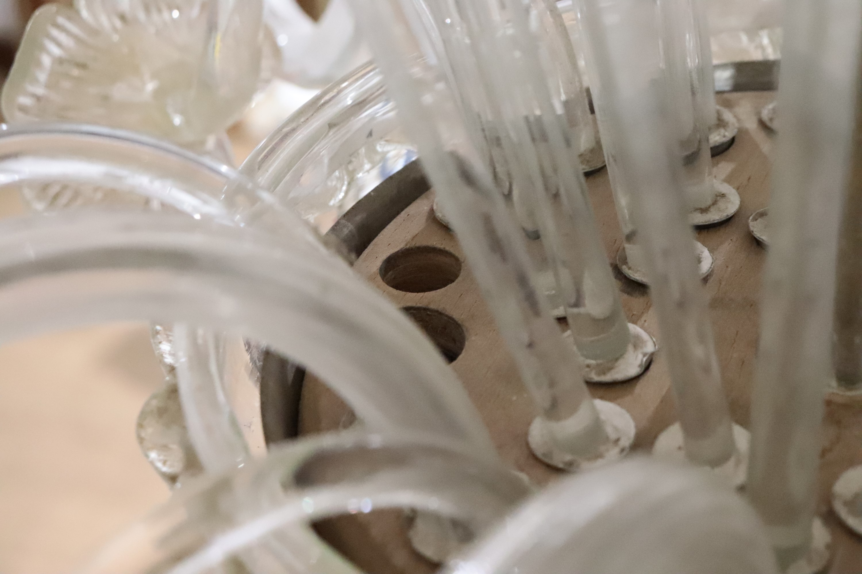 Lampadario in vetro soffiato di Murano color lattimo, nove luci