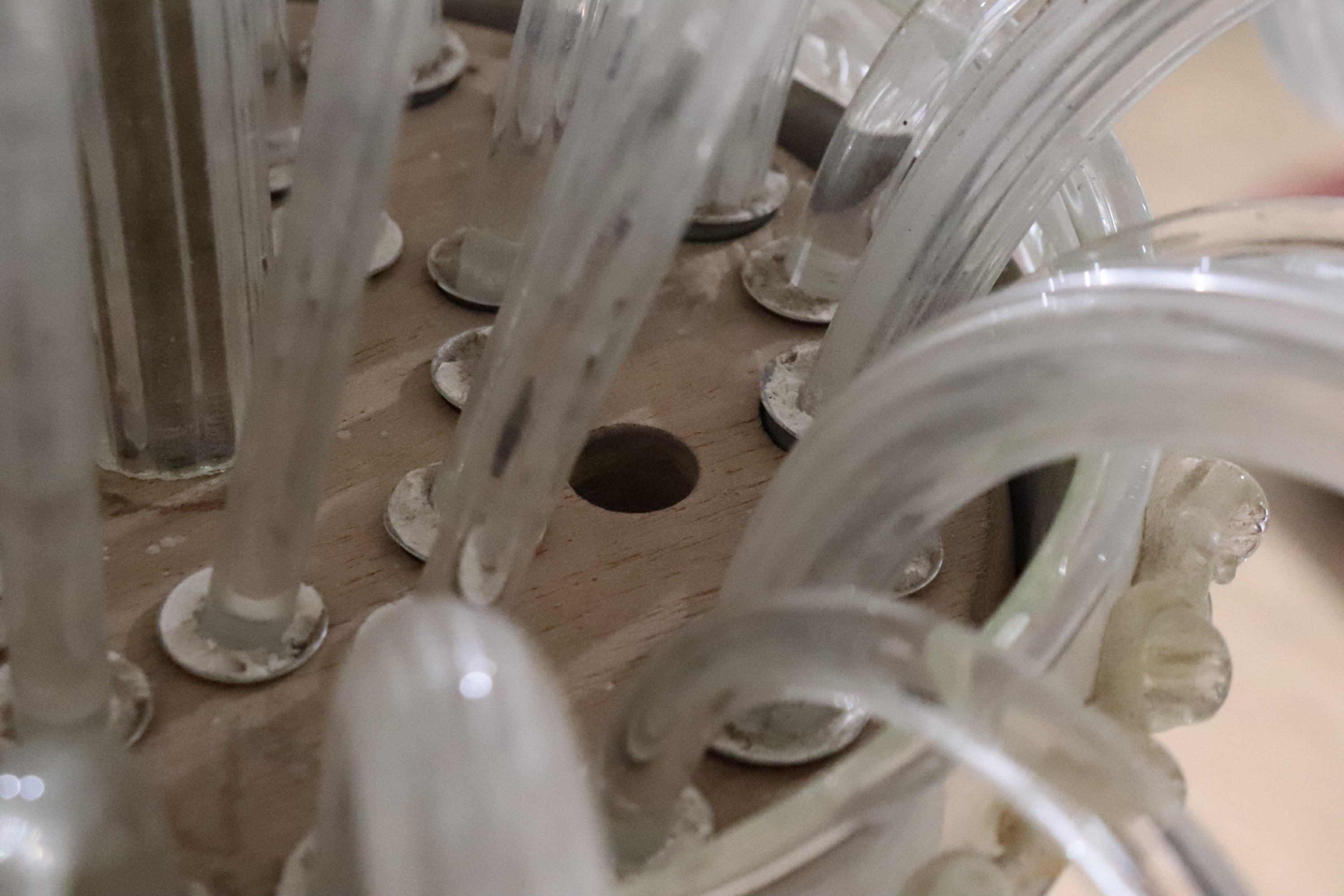 Lampadario in vetro soffiato di Murano color lattimo, nove luci