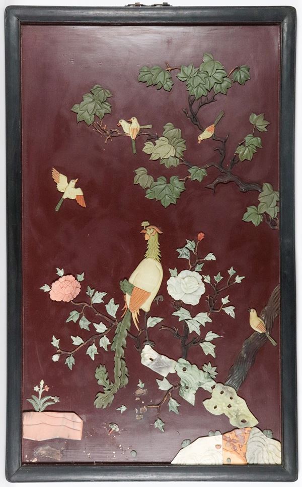 Grande pannello cinese in legno laccato rosso, con decorazioni a rilievo in pietre dure e giada di uccelli esotici e alberi