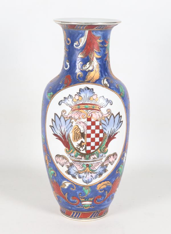 Vaso in porcellana inglese, con decorazioni policrome a volute e stemmi gentilizi