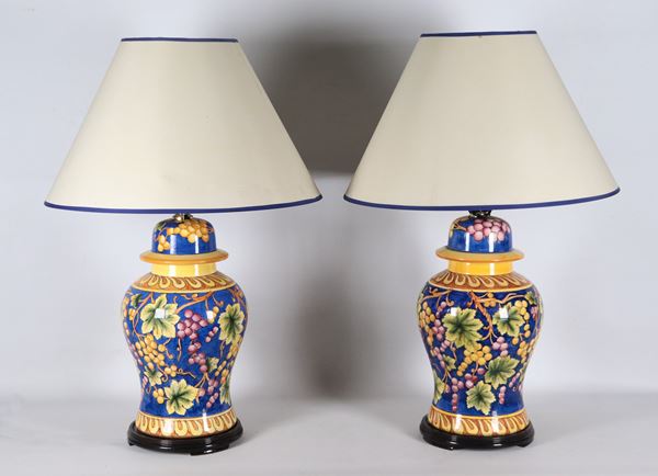 Coppia di lampade da tavolo in porcellana a forma di potiche, con decorazioni policrome floreali su fondo blu