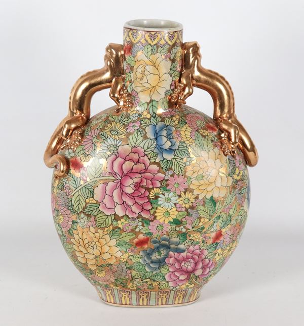 Vaso cinese a fiasca in porcellana smaltata a rilievo, con decorazioni policrome a motivi di fiori orientali
