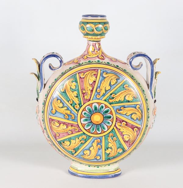 Fiasca in maiolica smaltata Caltagirone, con decorazioni policrome a motivi arabi-siciliani